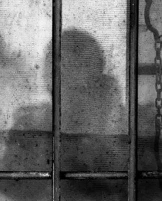 توقيف مواطن لاقتحامه صيدلية بقوة السلاح