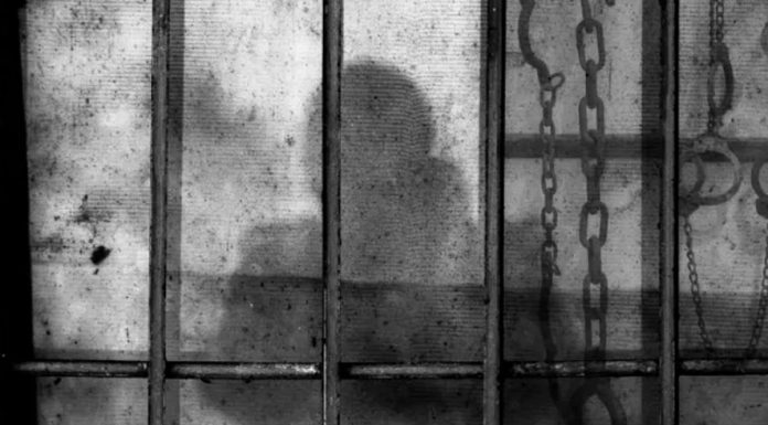 توقيف مواطن لاقتحامه صيدلية بقوة السلاح