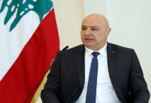 كشفت مصادر لبنانية لـ«الشرق الأوسط»، عن أن رئيس الجمهورية العماد جوزاف عون «يتمسك بدعوته للتفاوض مع إسرائيل باعتباره خياراً دبلوماسياً لا بد منه؛ لأن الخيارات الأخرى أوصلت البلد إلى ما هو عليه». وأوضحت المصادر أن عون «يستعجل المفاوضات، لئلا يدرج لبنان على لائحة الانتظار إلى ما بعد توقف الحرب على الجبهة الإيرانية».