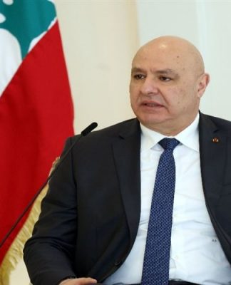 كشفت مصادر لبنانية لـ«الشرق الأوسط»، عن أن رئيس الجمهورية العماد جوزاف عون «يتمسك بدعوته للتفاوض مع إسرائيل باعتباره خياراً دبلوماسياً لا بد منه؛ لأن الخيارات الأخرى أوصلت البلد إلى ما هو عليه». وأوضحت المصادر أن عون «يستعجل المفاوضات، لئلا يدرج لبنان على لائحة الانتظار إلى ما بعد توقف الحرب على الجبهة الإيرانية».