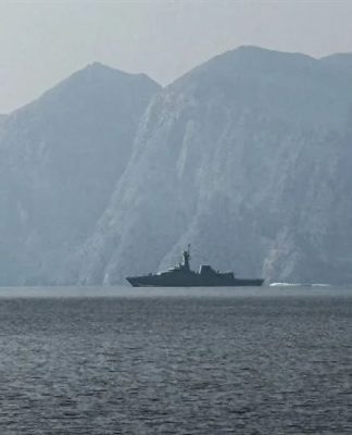 ترامب يمهل إيران 48 ساعة لفتح مضيق هرمز.. وطهران تردّ بتهديد جديد