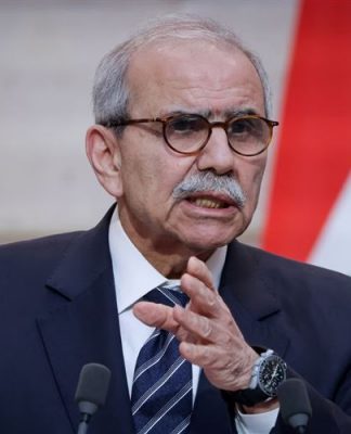 سلام يعلن موعد إقلاع أوّل طائرة من مطار القليعات